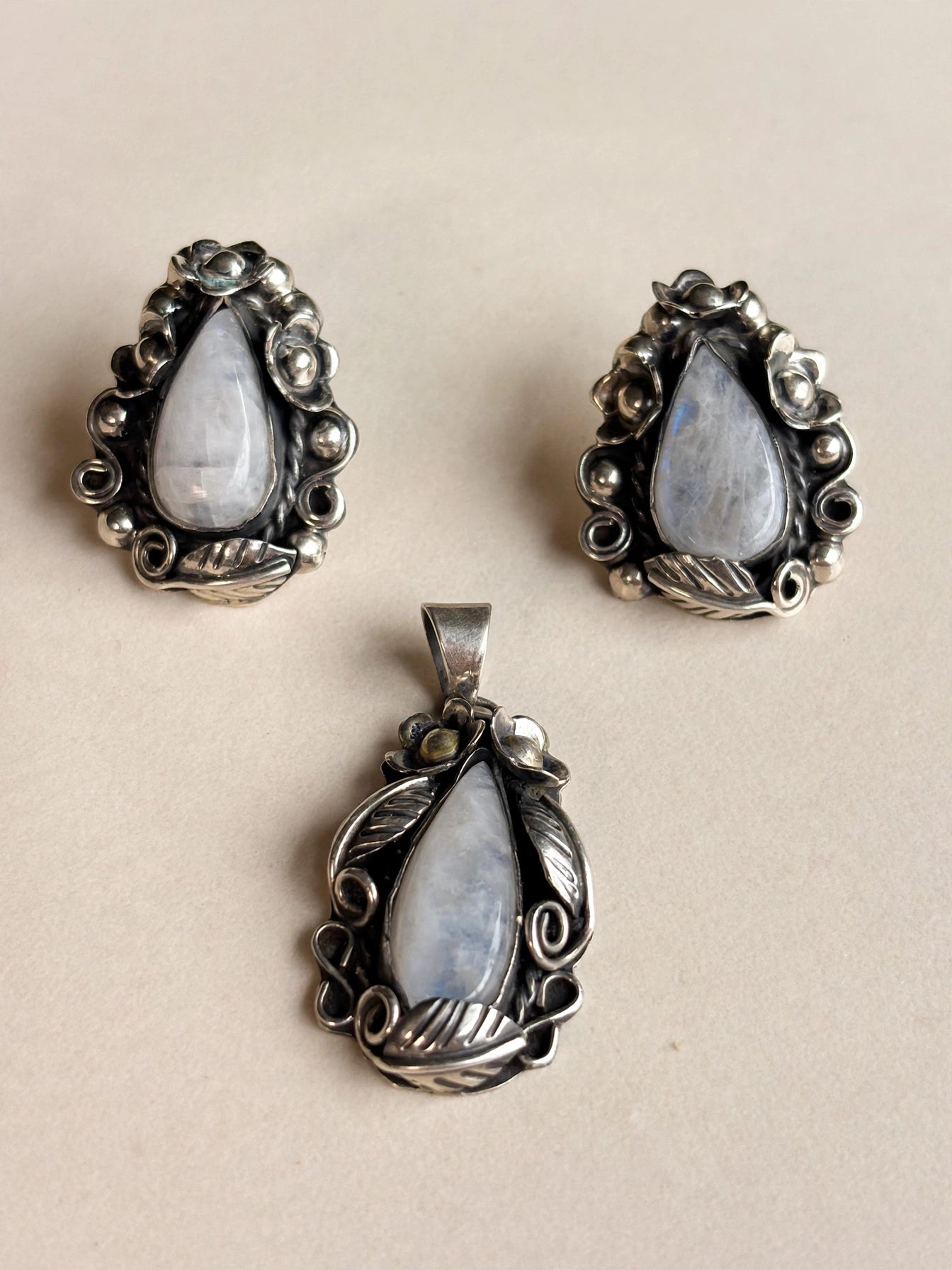 Dije y aretes de Piedra Luna natural