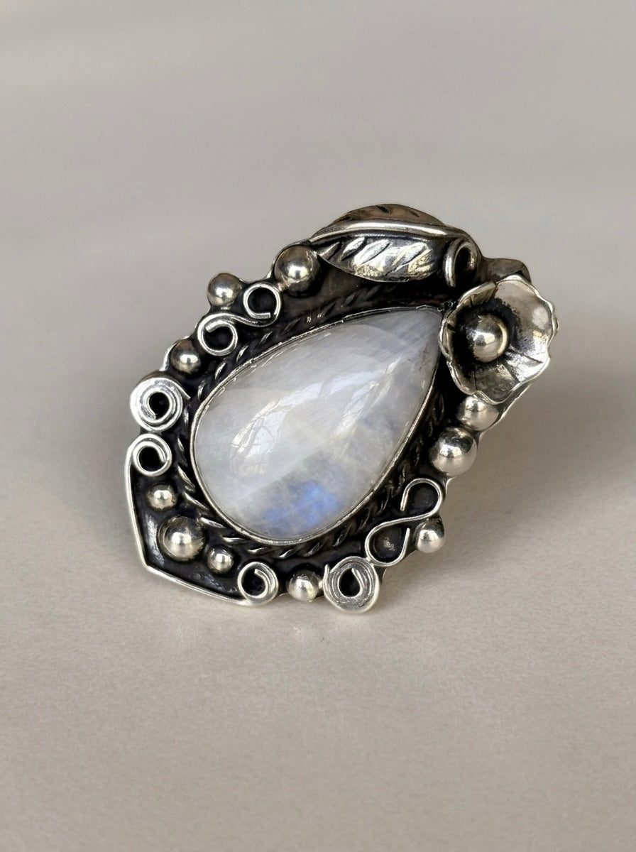 Anillo de Piedra Luna natural.