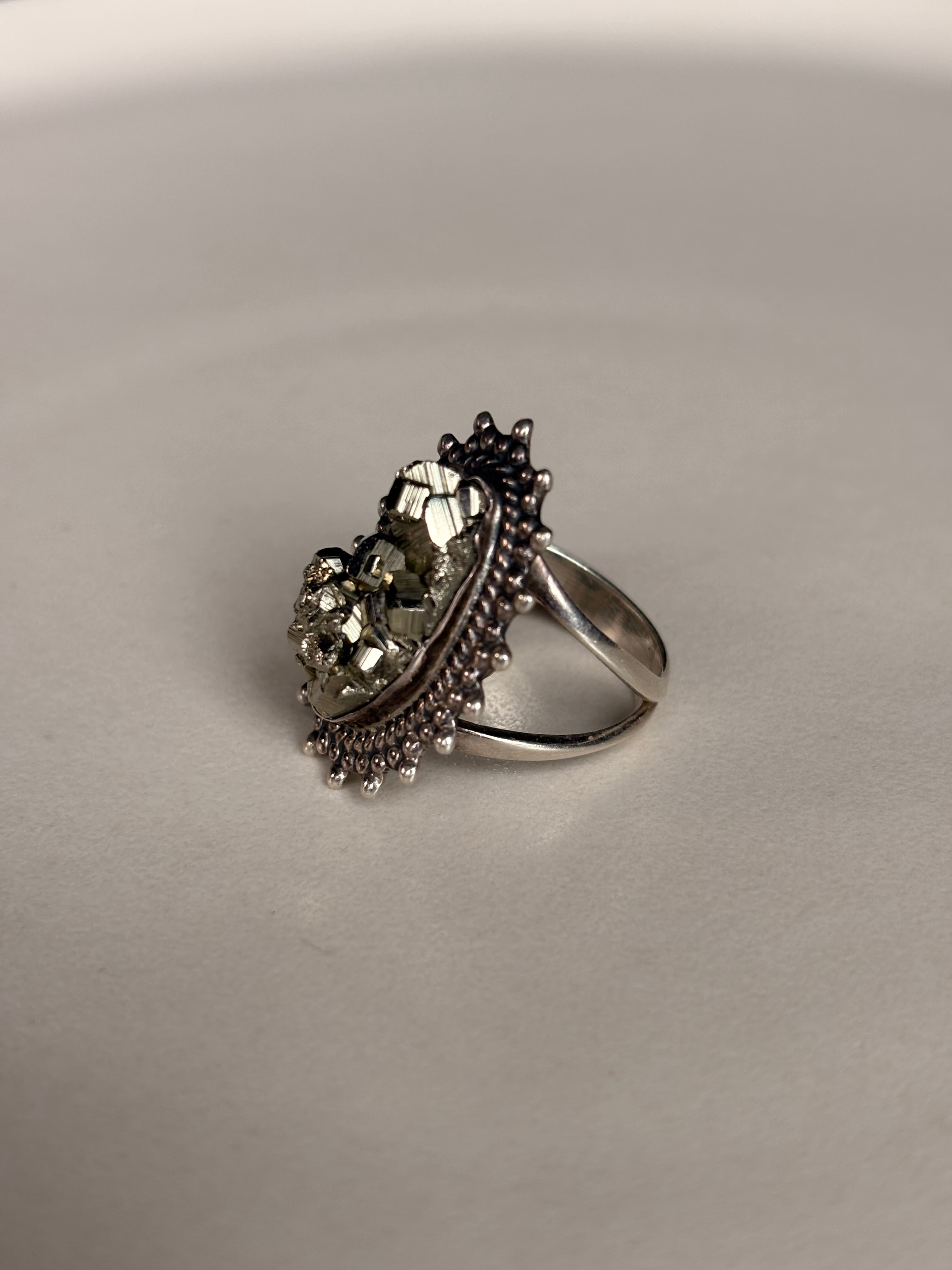 Anillo de Pirita natural