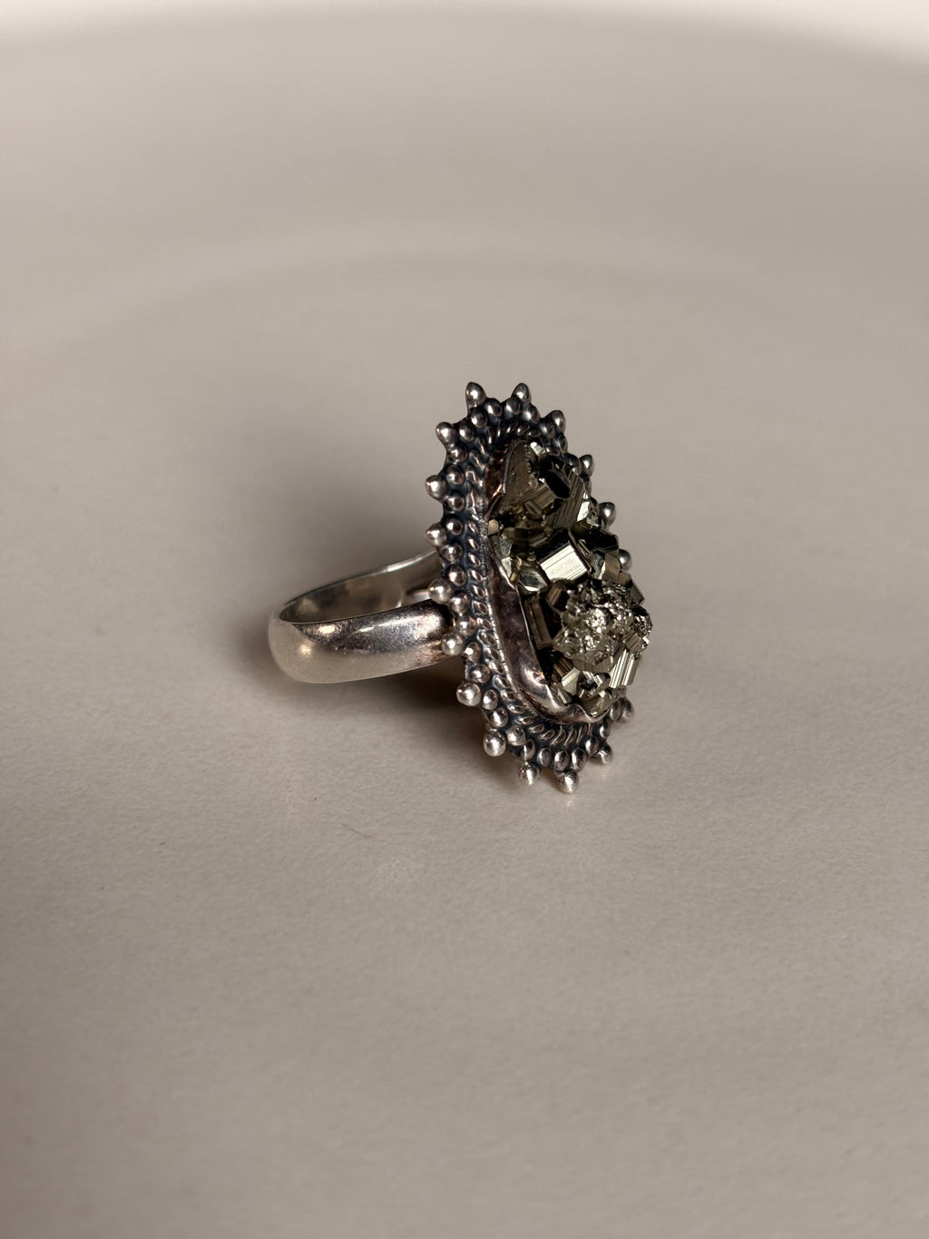 Anillo de Pirita natural