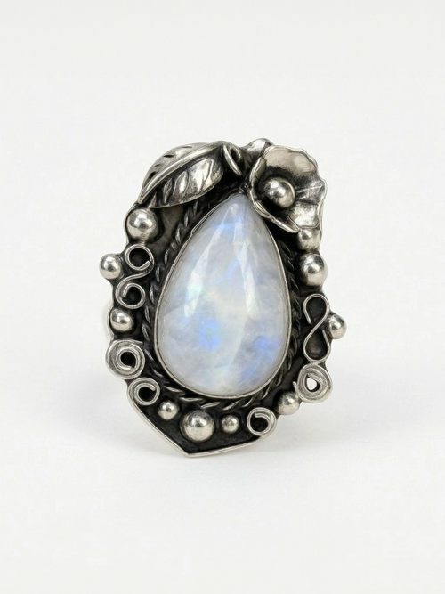 Anillo de Piedra Luna natural.