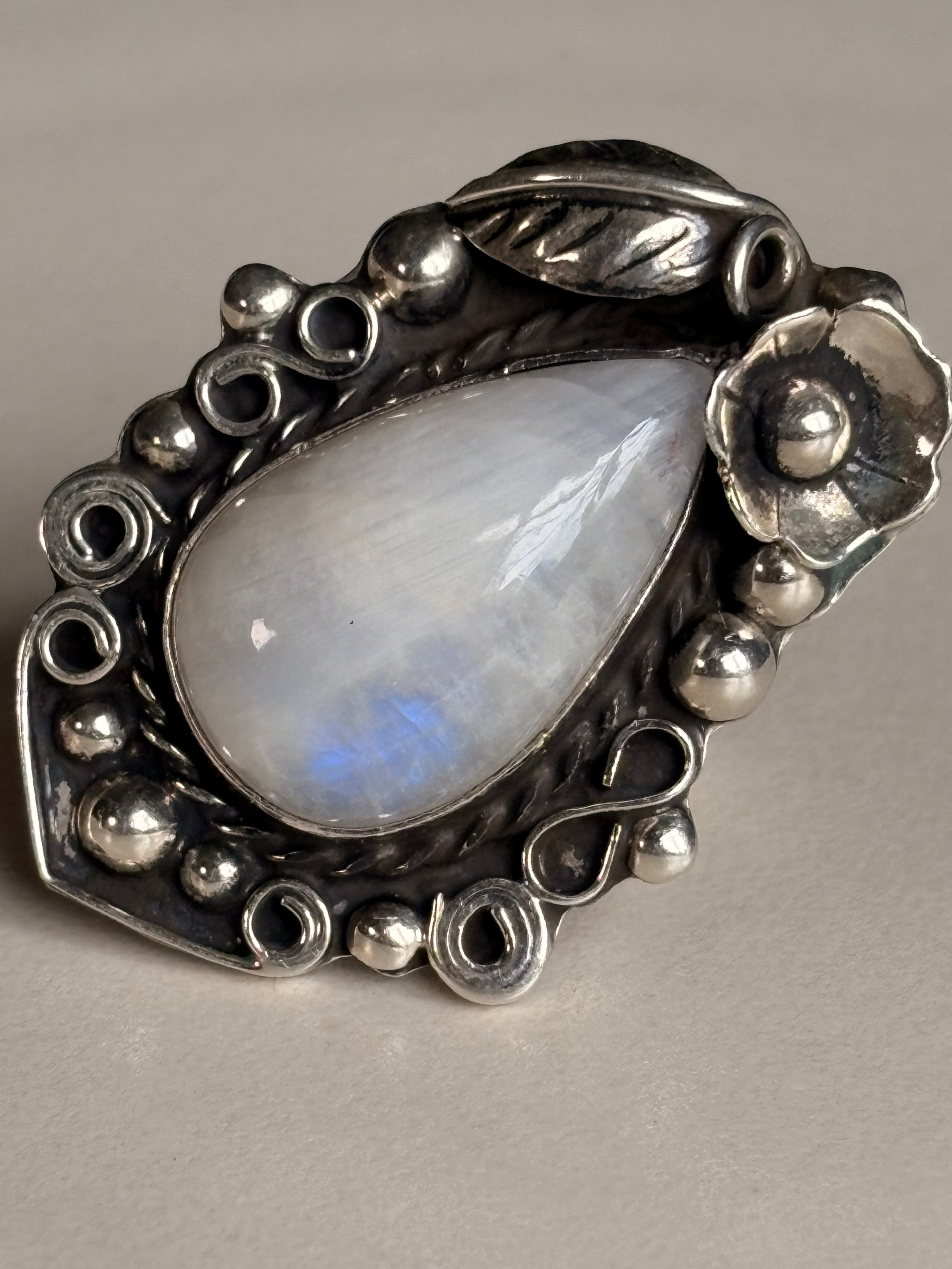 Anillo de Piedra Luna natural.