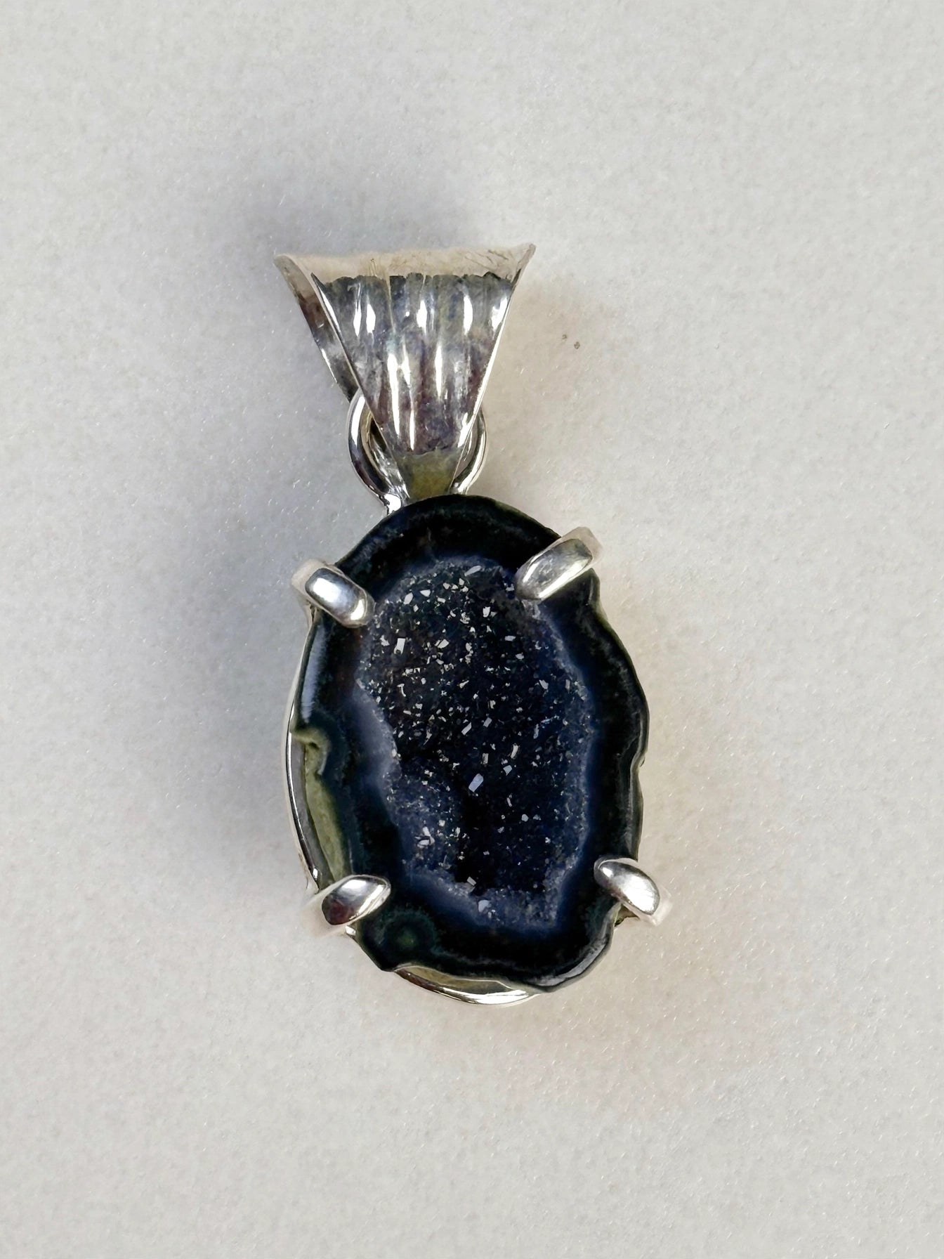 Dije de Ágata Druzy Negra natural.