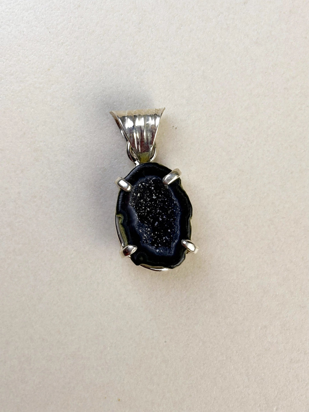 Dije de Ágata Druzy Negra natural.