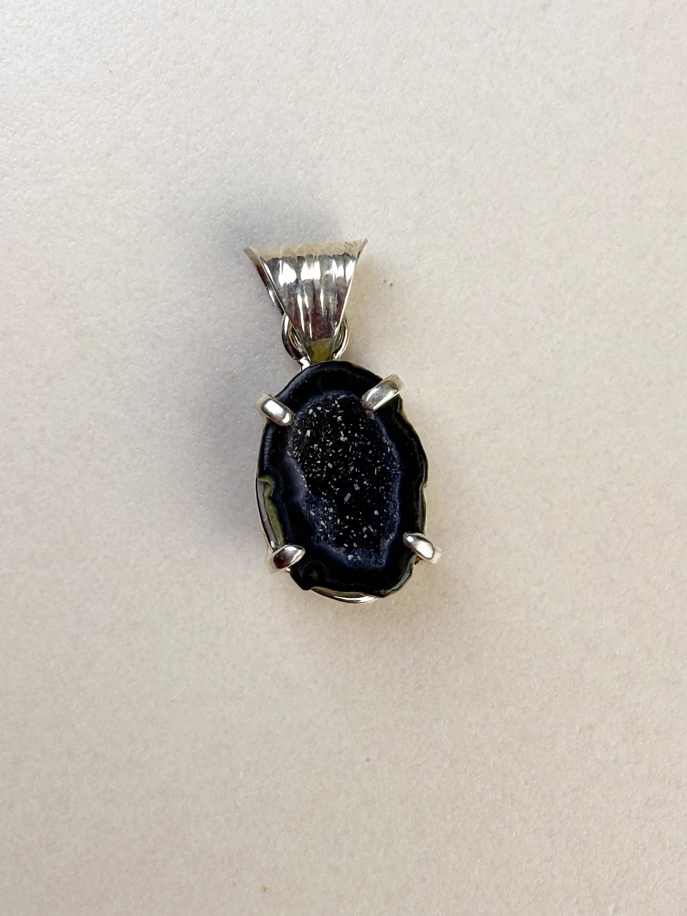 Dije de Ágata Druzy Negra natural.