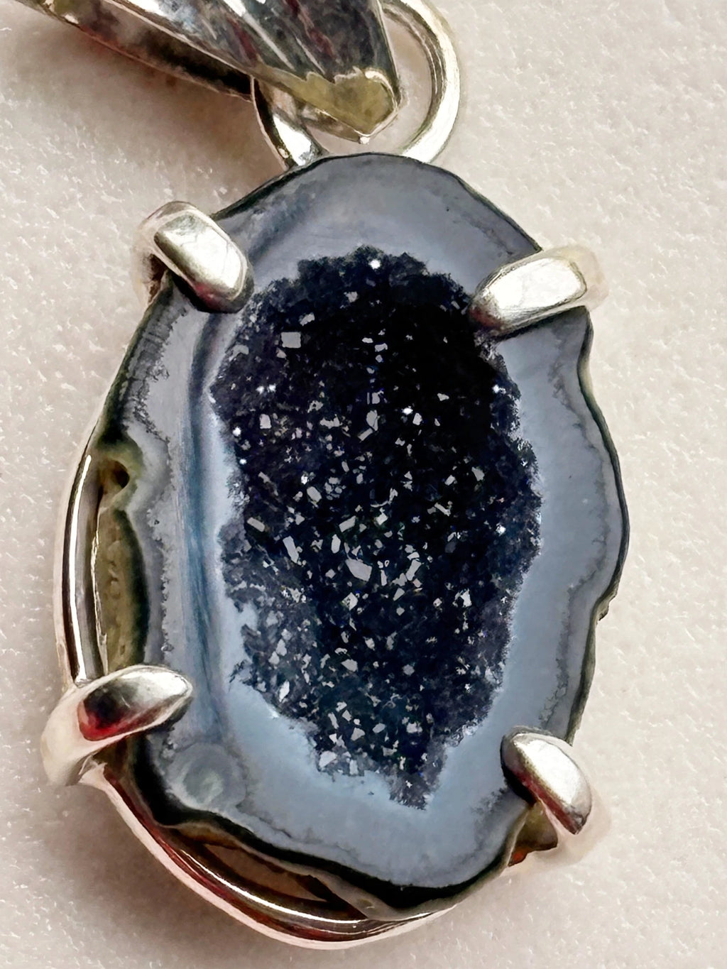 Dije de Ágata Druzy Negra natural.