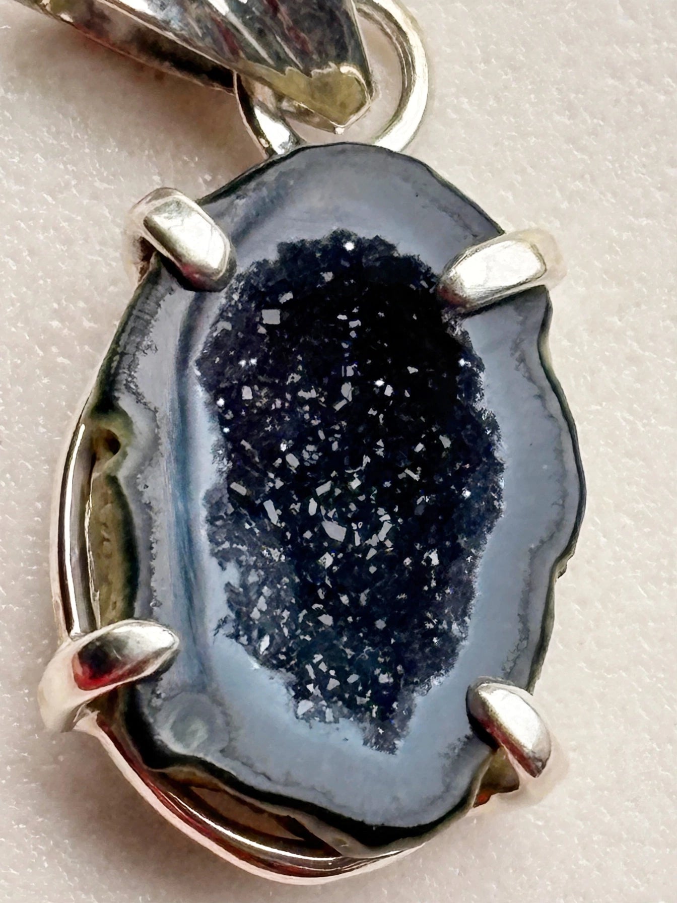 Dije de Ágata Druzy Negra natural.