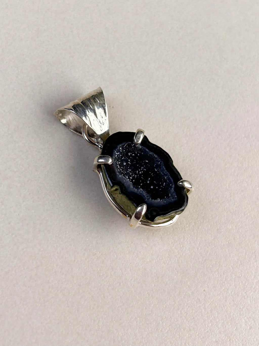 Dije de Ágata Druzy Negra natural.